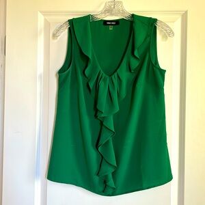 Nine West sleeveless top XS, gorgeous green, flattering ruffled neckline